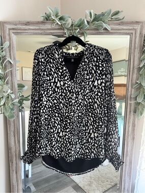 White House Black Market Black & White V-Neck Blouse